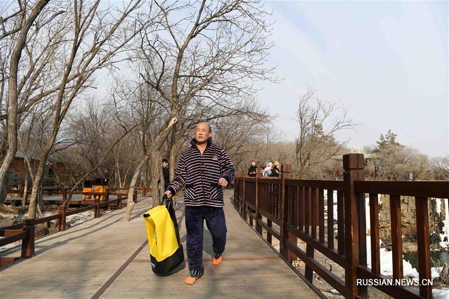 Пожилой любитель экстремальных прыжков в воду из города Муданьцзян