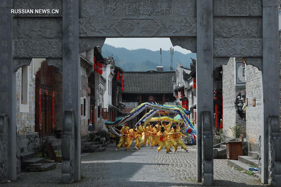 Танец дракона "Лунли" из провинции Гуйчжоу