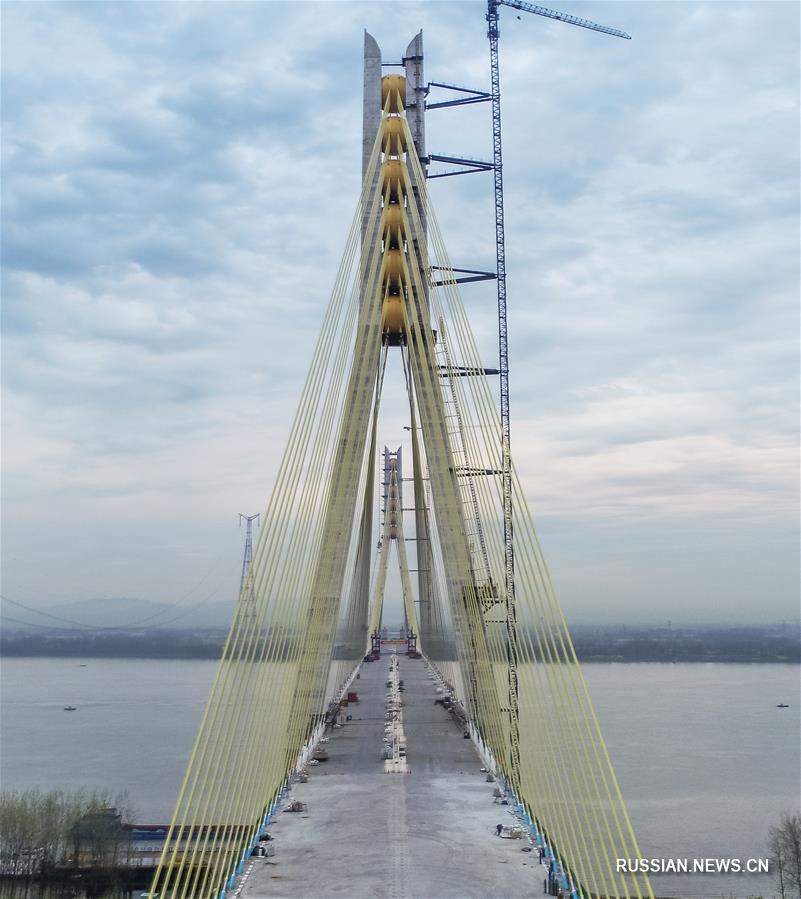 Успешно выполнено смыкание шоссейного моста через реку Янцзы в Чичжоу