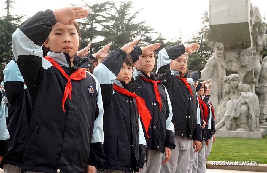Жители Китая вспоминают павших героев