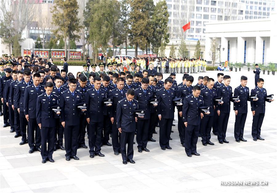 Жители Китая вспоминают павших героев