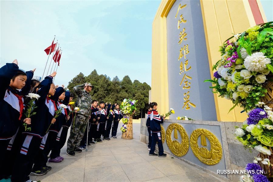 Жители Китая вспоминают павших героев