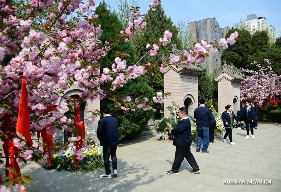 Жители Китая вспоминают павших героев