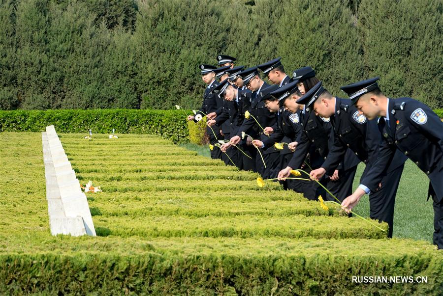 Жители Китая вспоминают павших героев