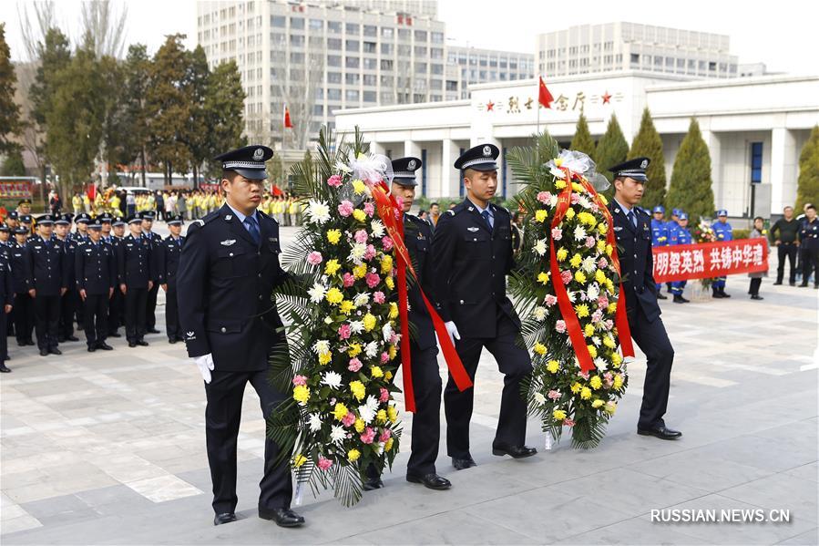 Жители Китая вспоминают павших героев