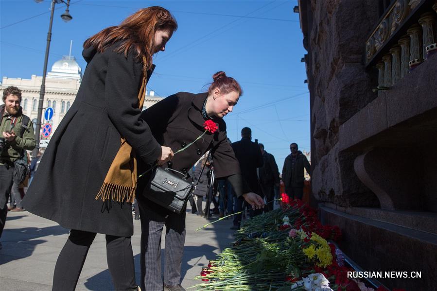 В России вспоминают жертв теракта в петербургском метро