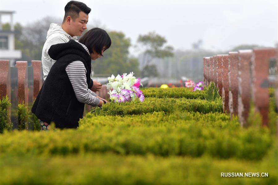 К празднику Цинмин в Наньчане убрали могилы цветами