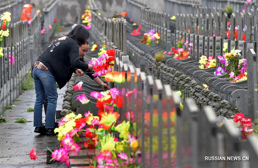 К празднику Цинмин в Наньчане убрали могилы цветами