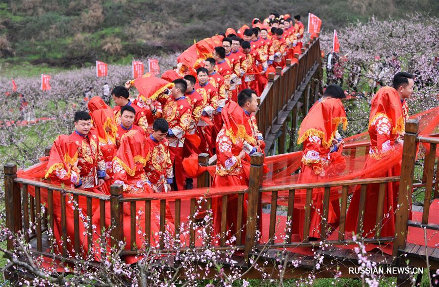 Коллективная свадьба среди цветущих персиков в провинции Гуйчжоу