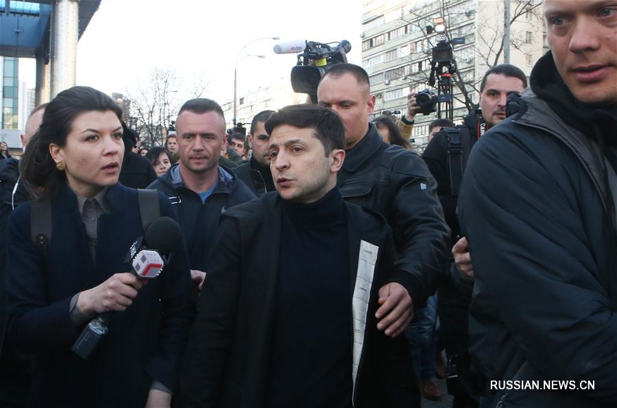 Владимир Зеленский сдал кровь на анализ перед дебатами с Петром Порошенко