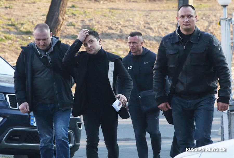 Владимир Зеленский сдал кровь на анализ перед дебатами с Петром Порошенко