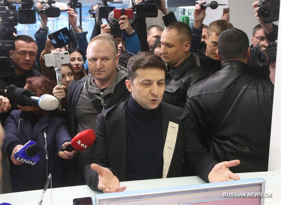 Владимир Зеленский сдал кровь на анализ перед дебатами с Петром Порошенко