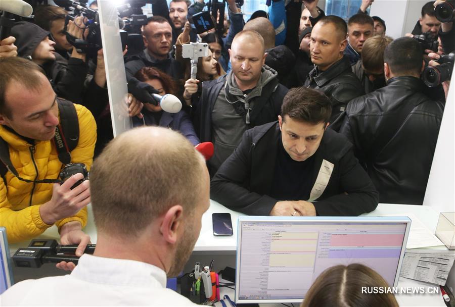 Владимир Зеленский сдал кровь на анализ перед дебатами с Петром Порошенко