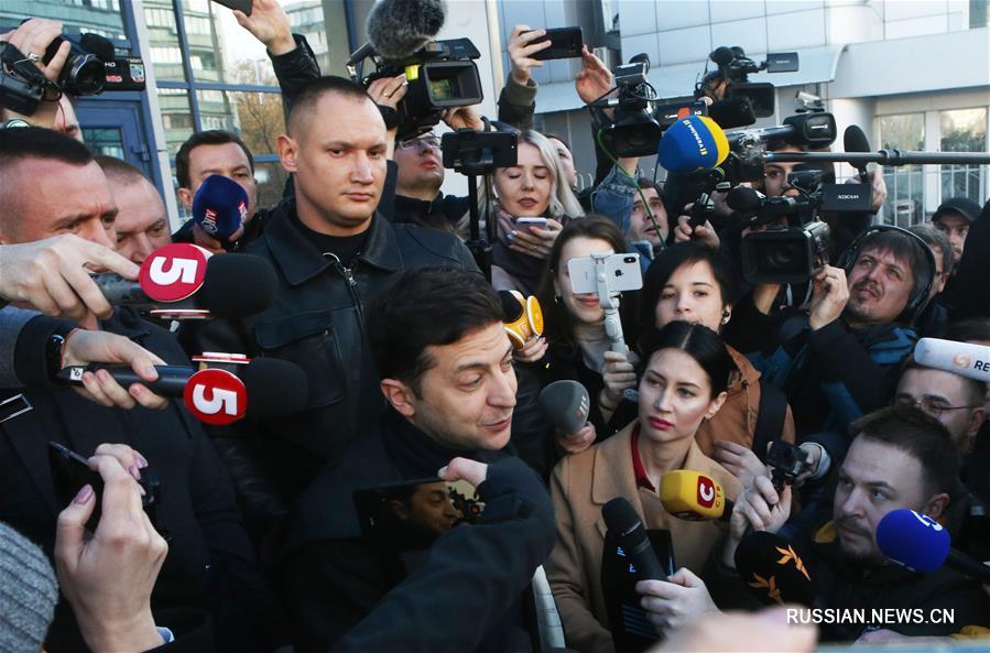 Владимир Зеленский сдал кровь на анализ перед дебатами с Петром Порошенко