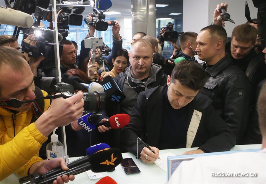 Владимир Зеленский сдал кровь на анализ перед дебатами с Петром Порошенко