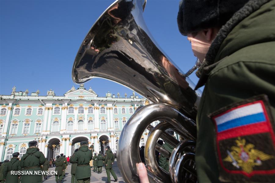 Военный оркестр провел на Дворцовой площади репетицию ко Дню Победы