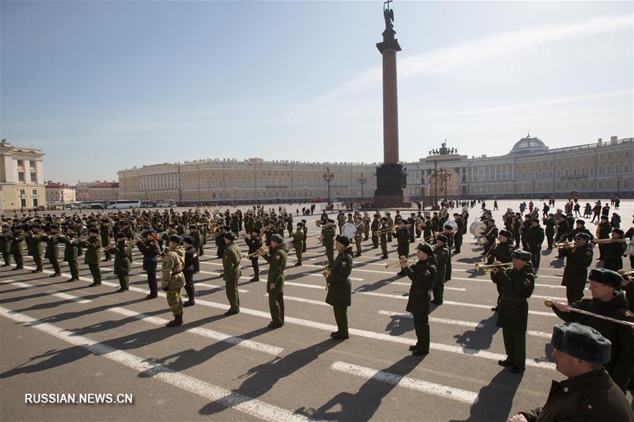 Военный оркестр провел на Дворцовой площади репетицию ко Дню Победы