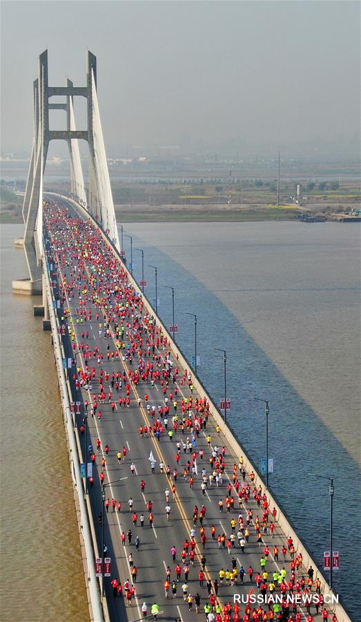 Марафонские забеги проходят в праздничные дни в Китае