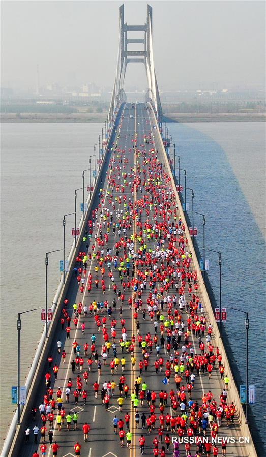 Марафонские забеги проходят в праздничные дни в Китае