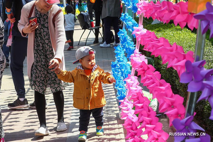 Праздничное посещение пекинского фестиваля ветряных вертушек