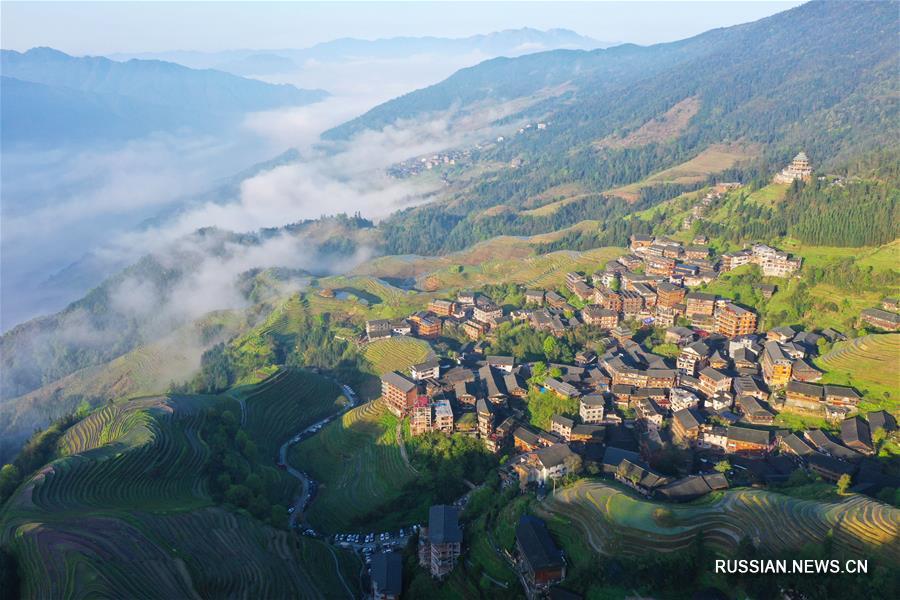 Восход солнца над чжуанской деревней