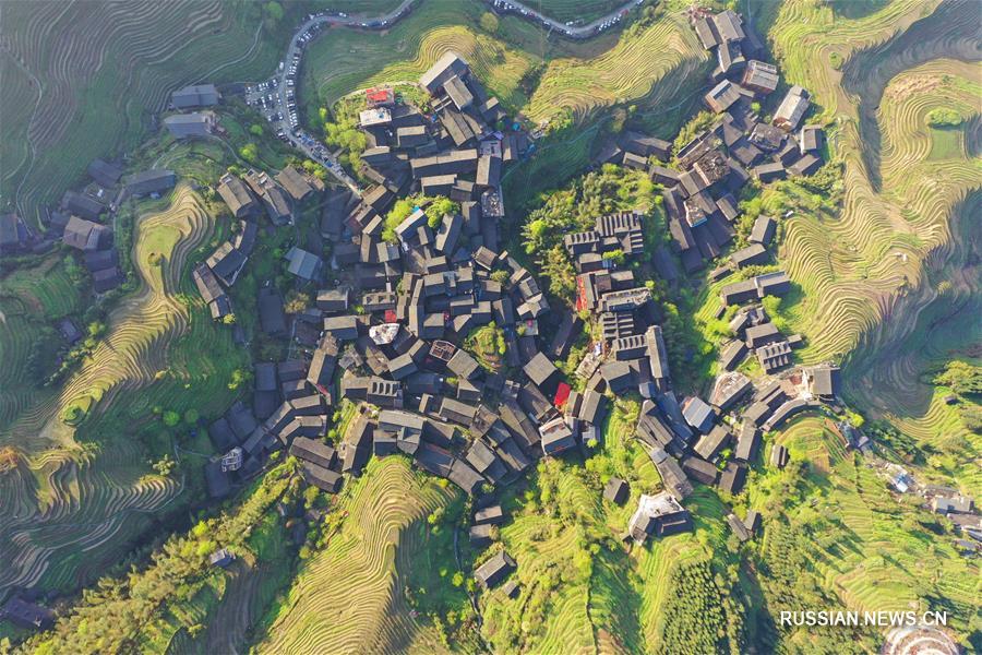 Восход солнца над чжуанской деревней