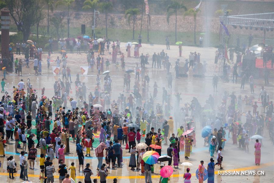 Фестиваль водных брызг в провинции Юньнань