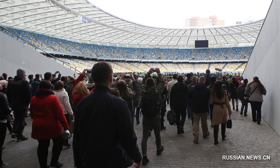 Петр Порошенко пообщался с избирателями в киевском спорткомплексе "Олимпийский"