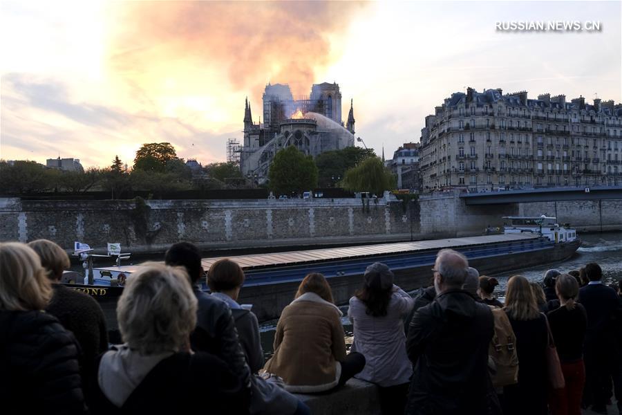 （国际）（7）巴黎圣母院发生大火 建筑损毁严重