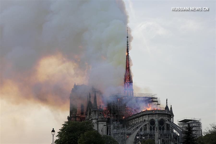 （国际）（8）巴黎圣母院发生大火 建筑损毁严重