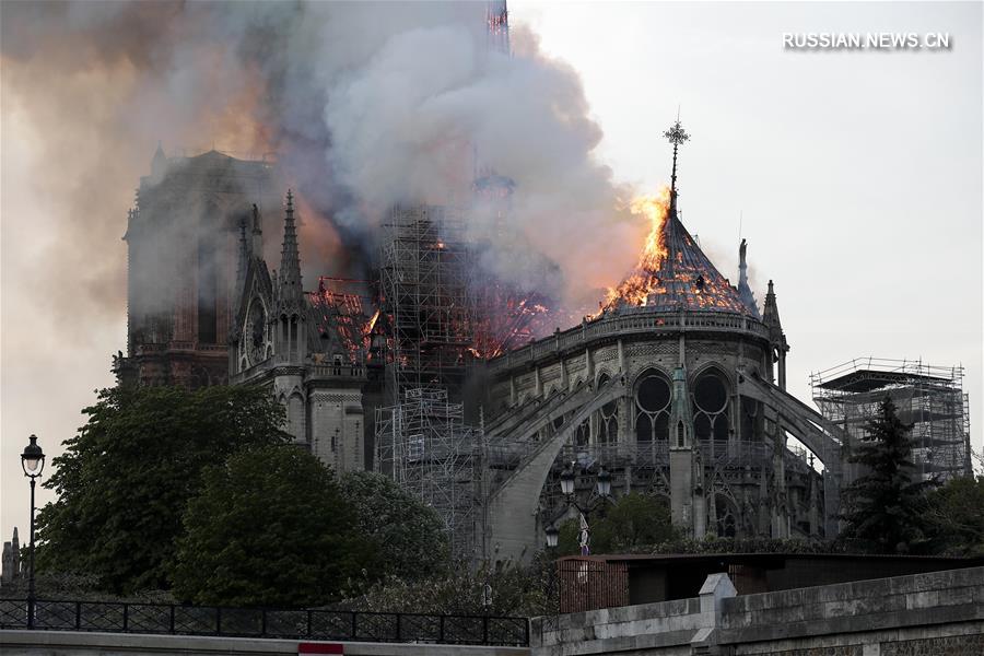 （国际）（9）巴黎圣母院发生大火 建筑损毁严重