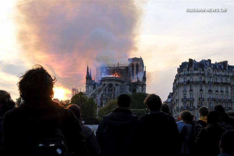 （国际）（5）巴黎圣母院发生大火 建筑损毁严重