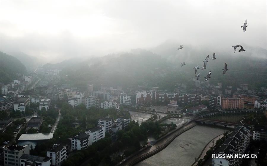 Очаровательный весенний пейзаж уездного города на юго-западе Китая