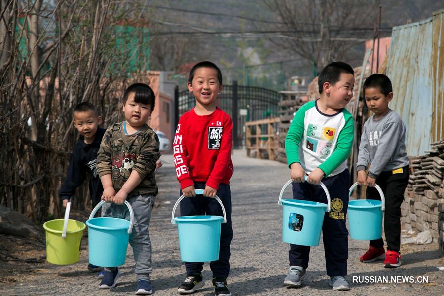 Дети в Пекине учатся выращивать растения