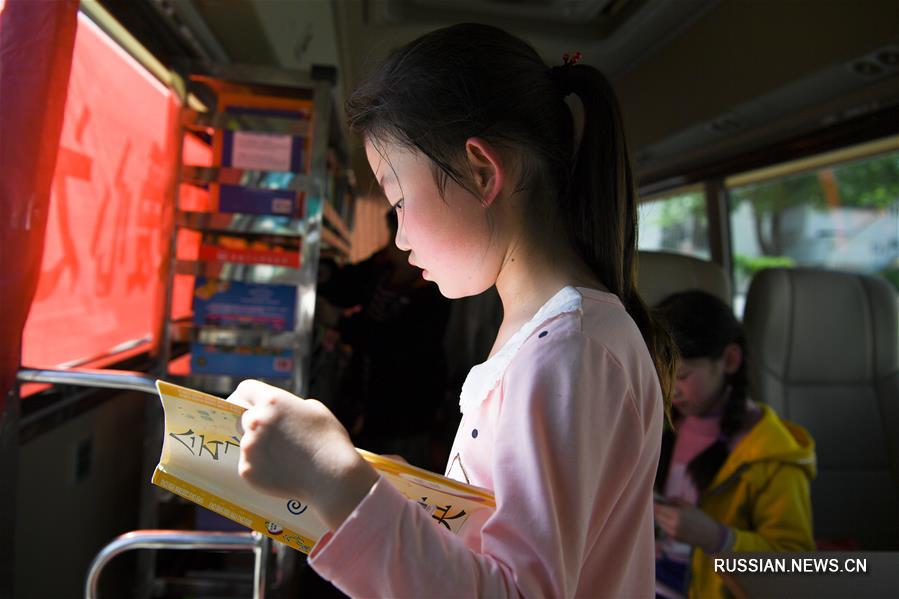 "Библиотека на колесах" для школьников из горных деревень провинции Аньхой   