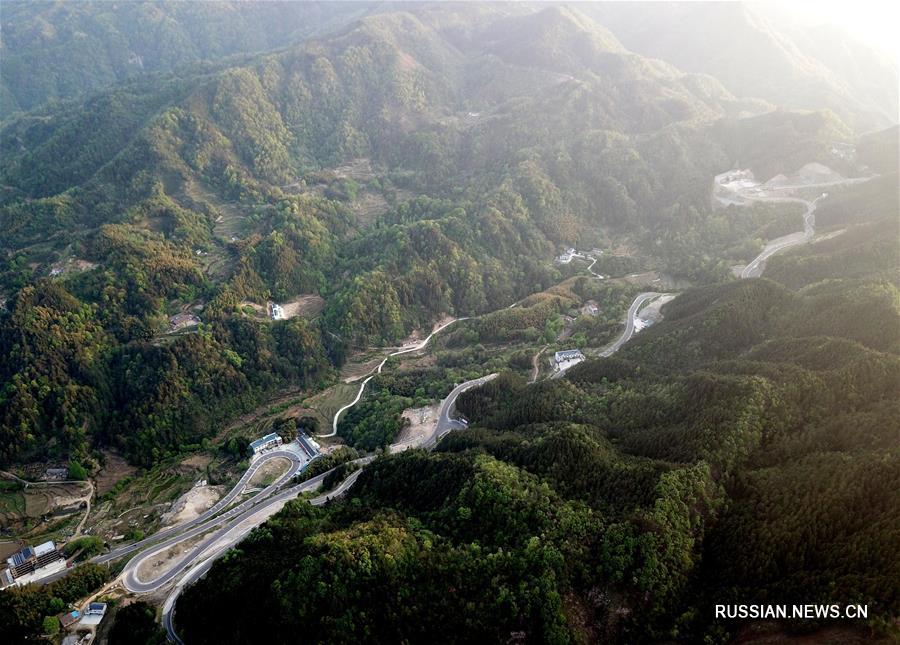 Скоростной транспортный коридор через Дабешань в провинции Аньхой -- путь к преодолению бедности  