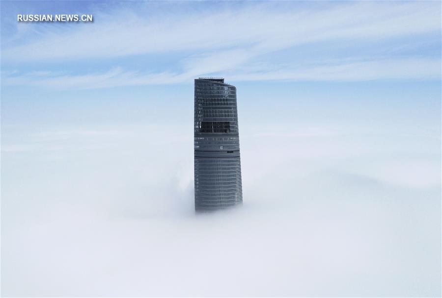 Небоскребы Шанхая в тумане