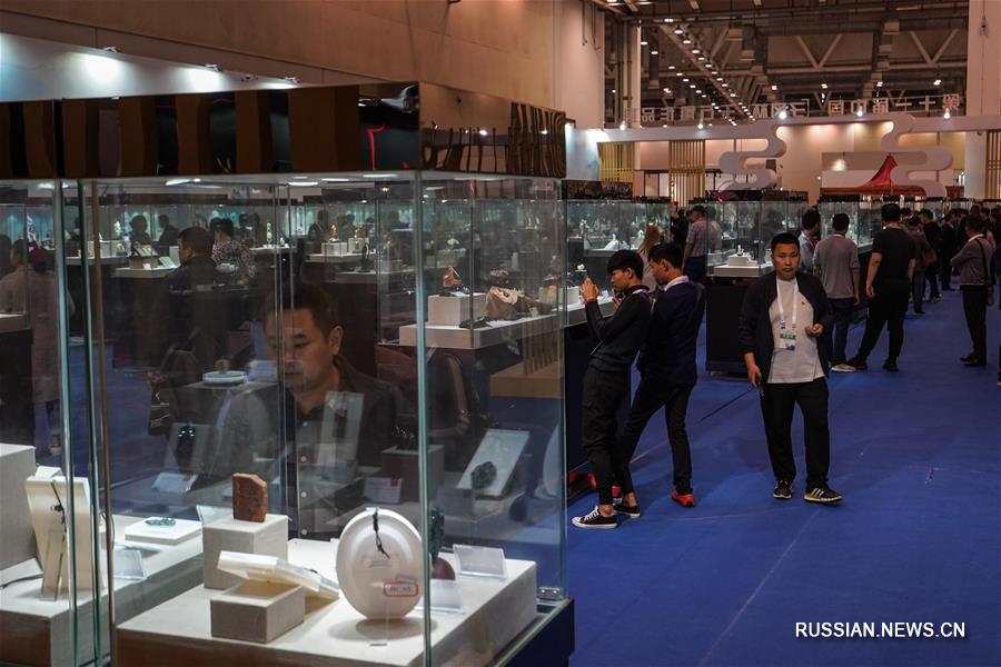 В Сучжоу проходит выставка резных изделий из нефрита  