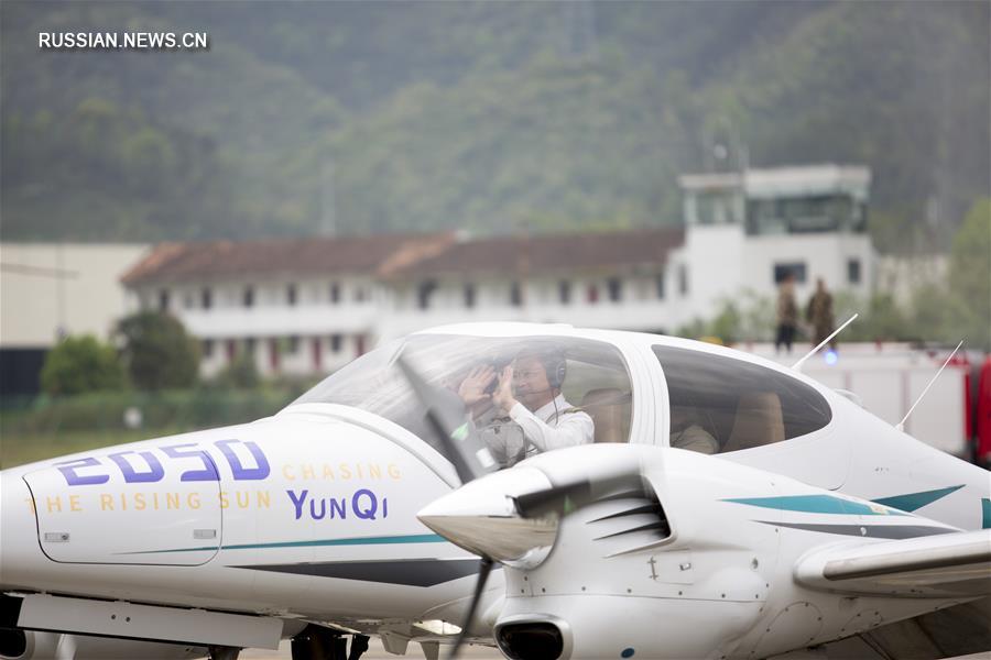 Авиатор-энтузиаст Чжан Бо приземлился в провинции Чжэцзян 