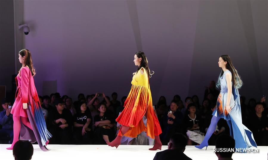 Презентация коллекций одежды от молодых дизайнеров в Шанхае