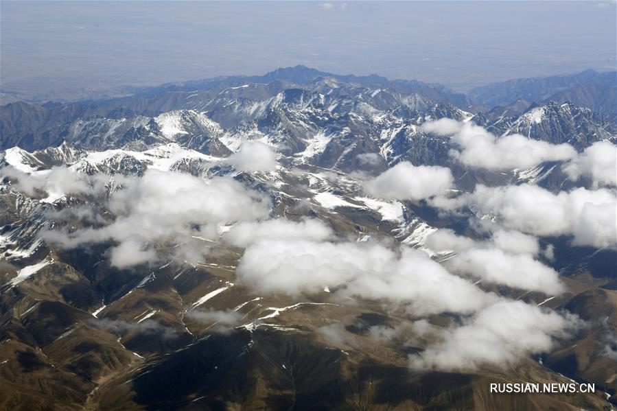 Апрельские пейзажи заснеженных гор Циляньшань 