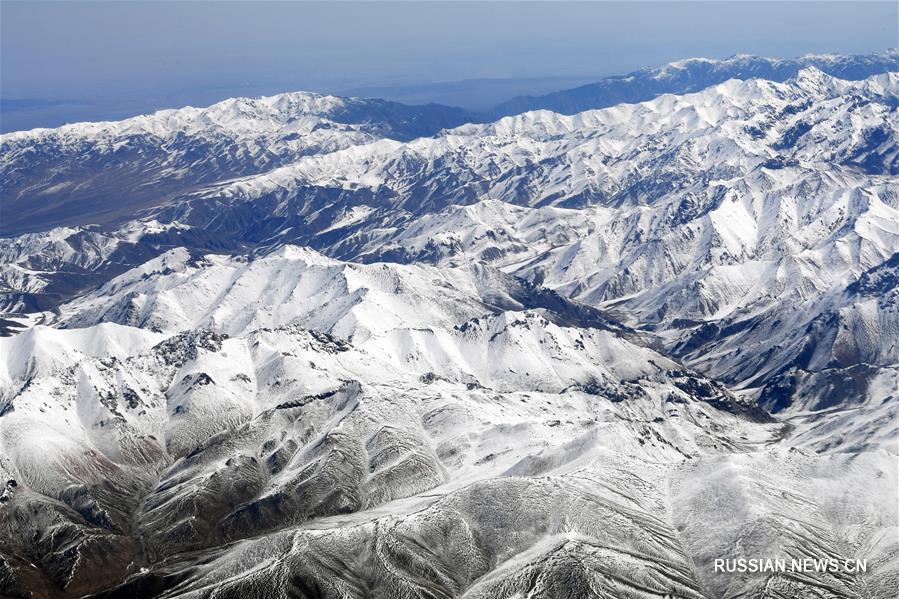 Апрельские пейзажи заснеженных гор Циляньшань 