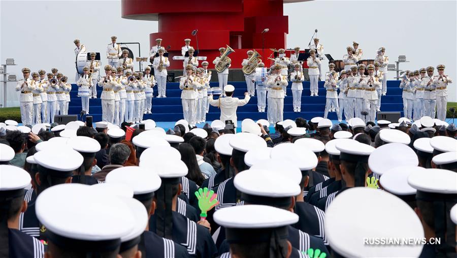 Военные оркестры из Китая и зарубежных стран выступили в Циндао в честь 70-летия основания ВМС НОАК