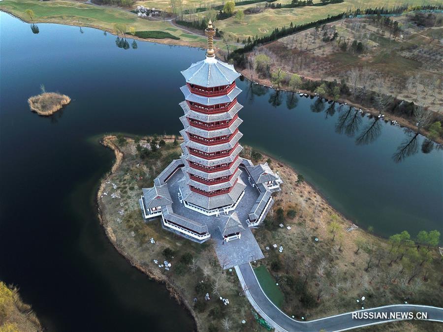 Пейзаж и сооружения у озера Яньциху в Пекине