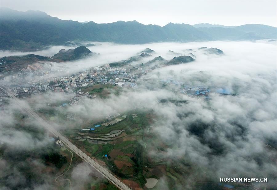 Туманное море над горными деревнями в провинции Гуйчжоу