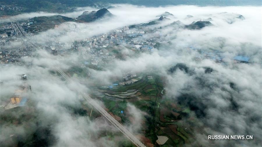 Туманное море над горными деревнями в провинции Гуйчжоу
