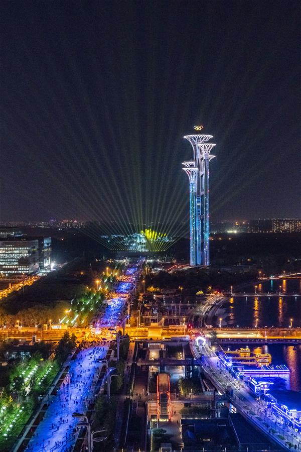 Игра света и тени на улицах центральной оси Пекина