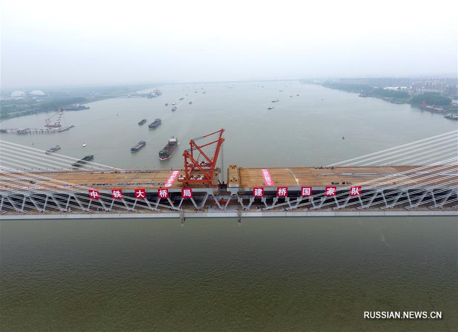 В провинции Аньхой завершилось смыкание моста через Янцзы на ВСЖД Шанцю -- Хэфэй -- Ханчжоу