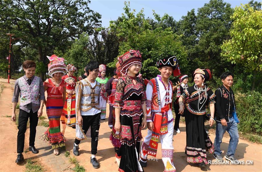 Большой фестиваль представителей различных народностей в уезде Яньшань