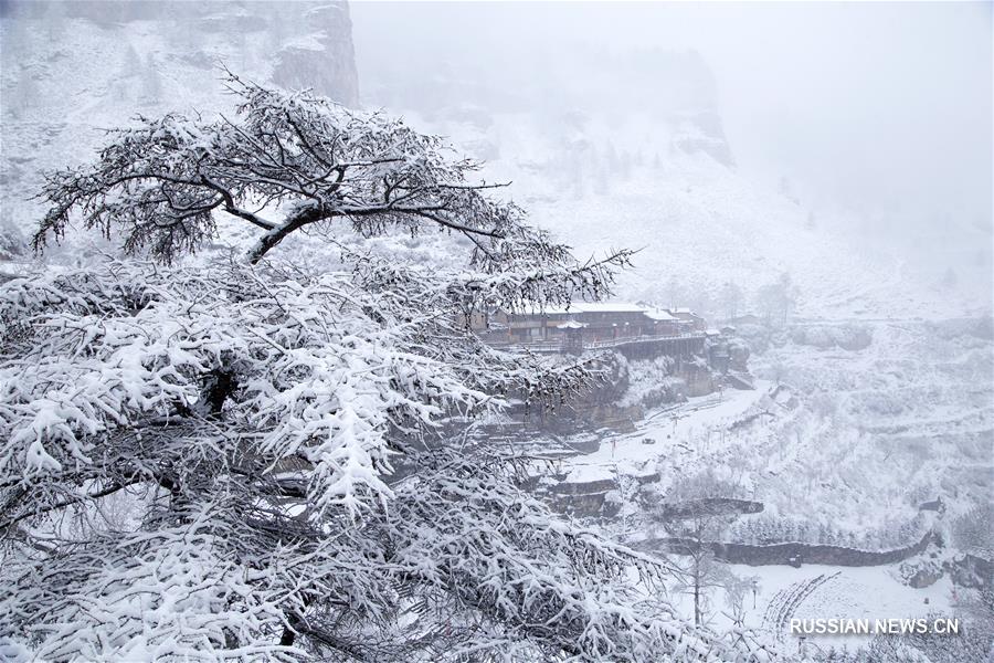 Снежные пейзажи горного хребта Луяшань